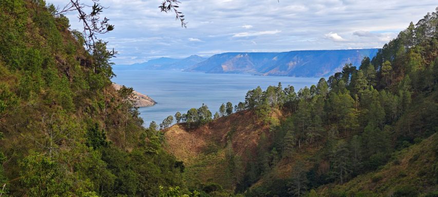 Aussicht zum Lake Toba Auf den Spuren der Orang-Utans in Nord-Sumatra 14 Tage Bike Abenteuer pur!