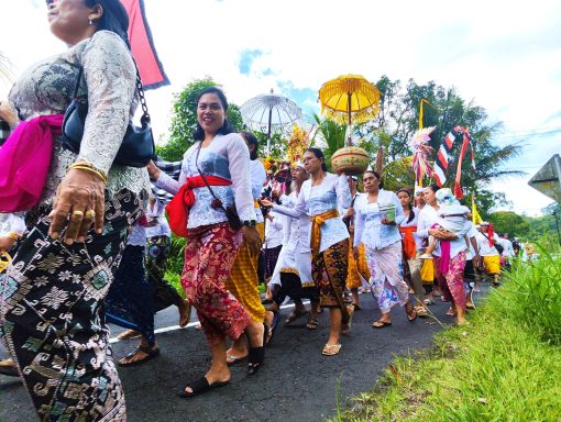 Hinduzeremonie am Wegesrand Eine Gruppe von Frauen in traditioneller Kleidung nimmt an einem Festumzug teil.